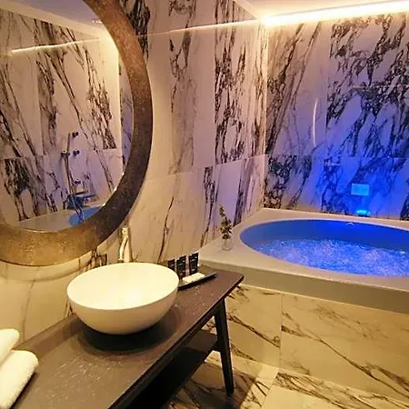 Mealba & Pool 4* سارونّو